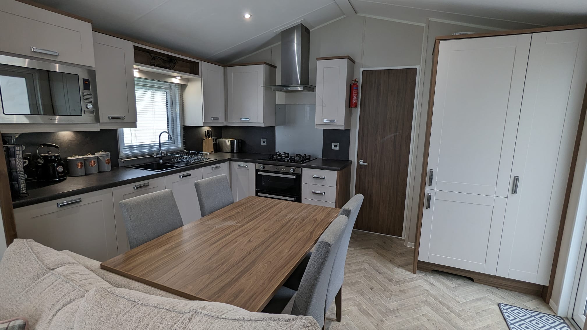 Full kitchen with gas hob, oven and dining table